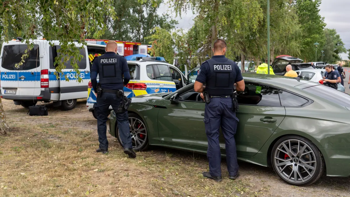 Polizeikontrolle: Neurochlitz, 07.07.2025: Großkontrolle der BOS am Montag an der B2 in Neurochlitz. Polizei und Zoll gemeinsam mit der Feuerwehr, die einen Gerätewagen für Durchsuchungen und Blutentnahmen stellt, nehmen im grenznahen Raum Fahrzeuge ins Fadenkreuz.