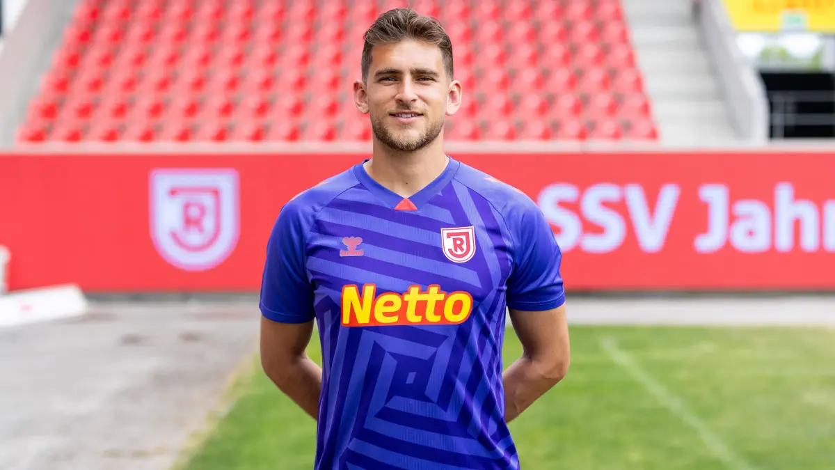 07.07.2025, Fussball, GER, Saison 2025/2026, 3.Liga,Pressetermin, SSV Jahn Regensburg: 07.07.2025, Fussball, GER, Saison 2025/2026, 3.Liga,Pressetermin, SSV Jahn Regensburg Julian Pollersbeck, SSV Jahn Regensburg 3. Liga, Portraittermin 2025/2026, DFL REGULATIONS PROHIBIT ANY USE OF PHOTOGRAPHS AS IMAGE SEQUENCES AND/OR QUASI-VIDEO.