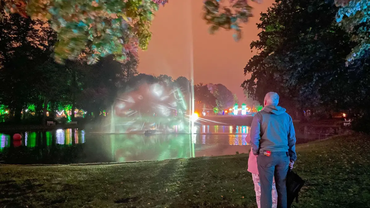 Lichterzauber in Oranienburg: Oranienburg - Schlosspark - Oranienburger Lichterzauber - Lichtobjekte verwandeln den Schlosspark in moderne Kunstgalerie - Schlossfassade wird mit spektakulären Lichtern besetzt - Interaktive Elemente, leuchtende und beleuchtete Objekte sowie Video-Proje