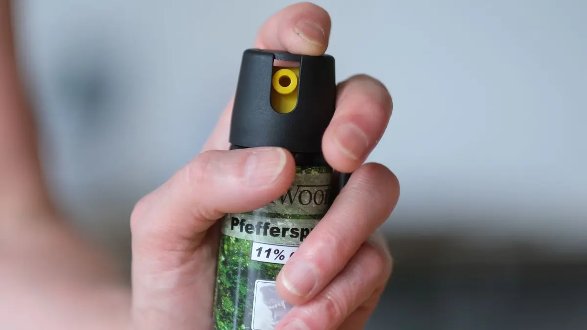 ARCHIV - 13.06.2024, Baden-Württemberg, Stuttgart: Eine Hand hält eine Kartusche mit Pfefferspray. (zu dpa: «Pfefferspray bei Abi-Feier versprüht») Foto: Bernd Weißbrod/dpa +++ dpa-Bildfunk +++