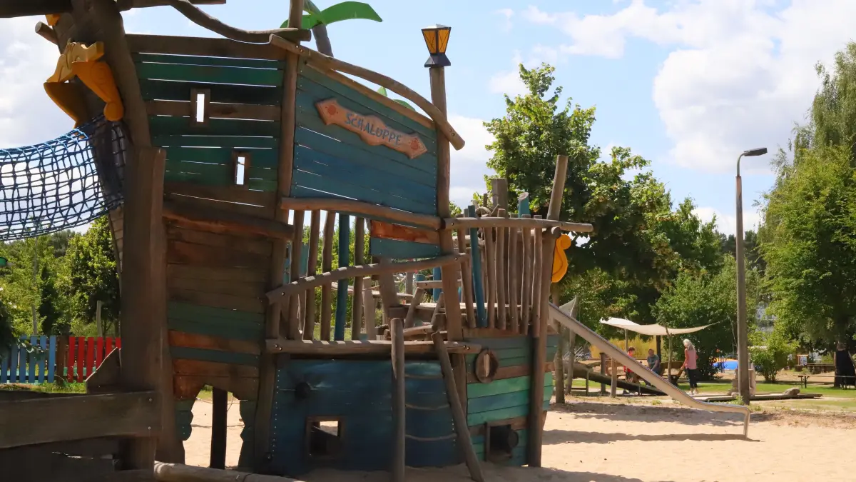 Ein bisschen wie in "Fluch der Karibik": Der im Piratenstil gestaltete Spielplatz im Scharmuntzelland Wendisch Rietz.