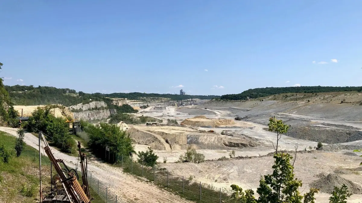 Blick auf den aktiven Kalkstein-Tagebau vom Museumspark Rüdersdorf.