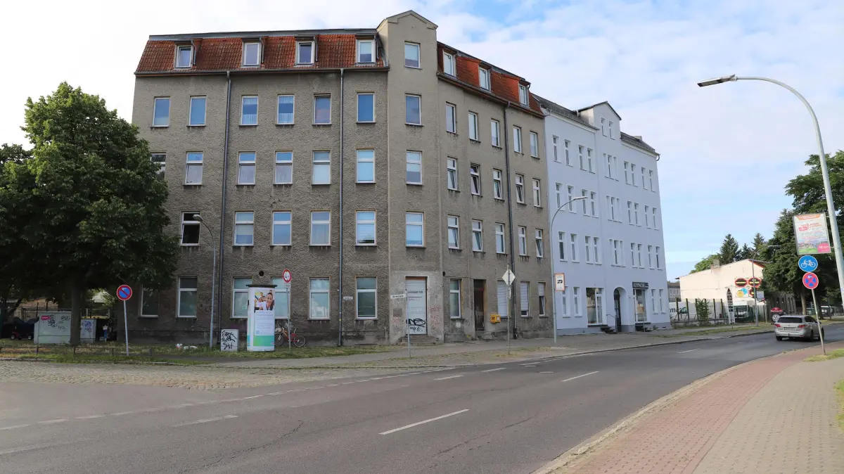 Wohnhaus: 1920 erbautes Mehrfamilienhaus Wohnhaus in der Sachsenhausener Straße 16 in Oranienburg, neue Eigentümer - Bermuc aus Berlin - wollen es sanieren, sprechen von "energieoptimiertem Wohnraum", Foto: Marco Winkler