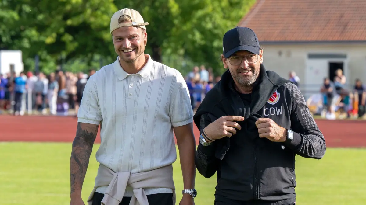 Testspiel Eint. Mahlsdorf - Energie Cottbus 2025/26: Fußball, Herren, Saison 2025/26, Testspiel, BSV Eintracht Mahlsdorf - FC Energie Cottbus, v. l. der verletzte Timmy Thiele (Energie Cottbus) und Trainer Claus-Dieter Wollitz (Energie Cottbus) vor dem Spiel, 08.07. 2025, Foto: Matthias Koch