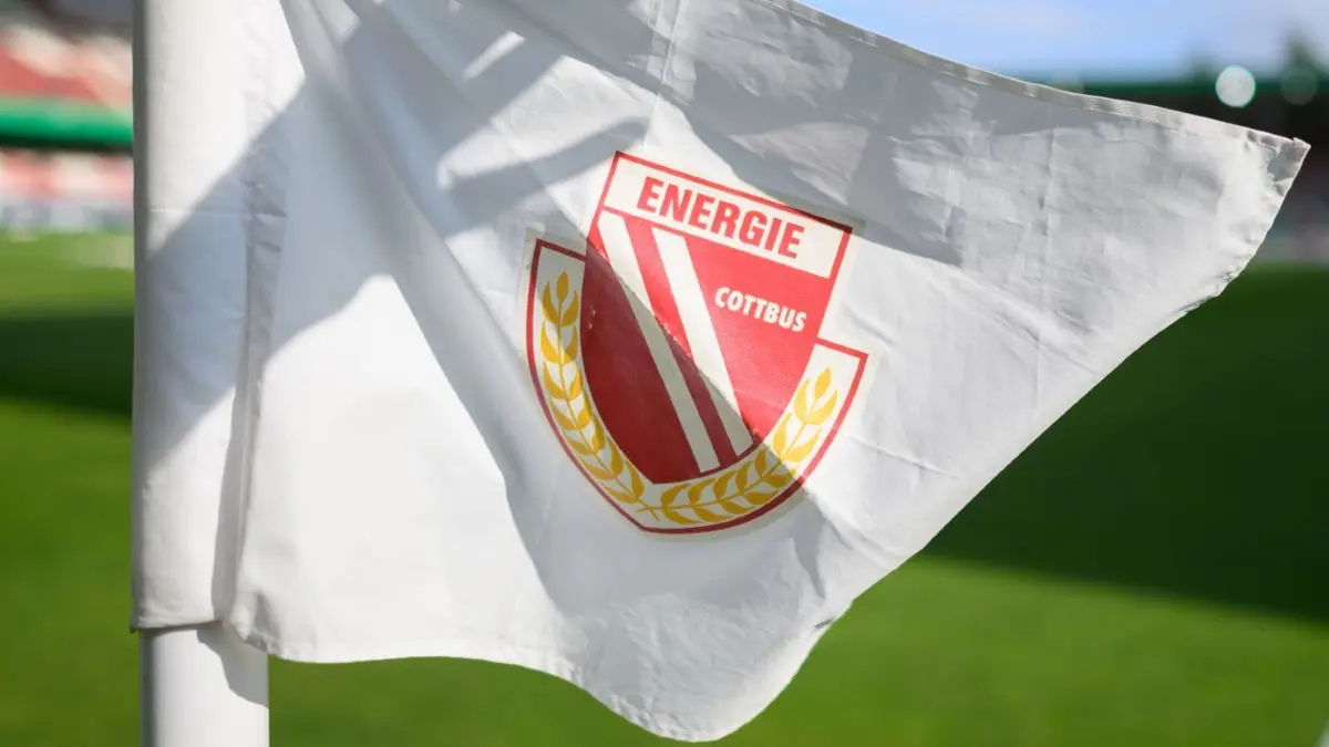 FC Energie Cottbus: ARCHIV - 19.08.2024, Brandenburg, Cottbus: Fußball: DFB-Pokal, FC Energie Cottbus - SV Werder Bremen, 1. Runde, LEAG Energie Stadion. Das Logo von Energie Cottbus ist auf einer Eckfahne zu sehen. (zu dpa: «Nach Vorfällen in Rostock: Cottbus muss 42 000 Euro zahlen») Foto: Robert Michael/dpa +++ dpa-Bildfunk +++