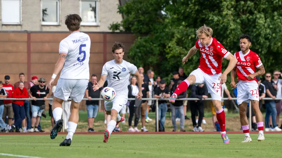 Testspiel Eint. Mahlsdorf - Energie Cottbus 2025/26: Fußball, Herren, Saison 2025/26, Testspiel, BSV Eintracht Mahlsdorf - FC Energie Cottbus, v. l. Peter Köster (5, Eintracht Mahlsdorf) Ted Tattermusch (Energie Cottbus) erzielt das Tor zum 1:0, 08.07. 2025, Foto: Matthias Koch