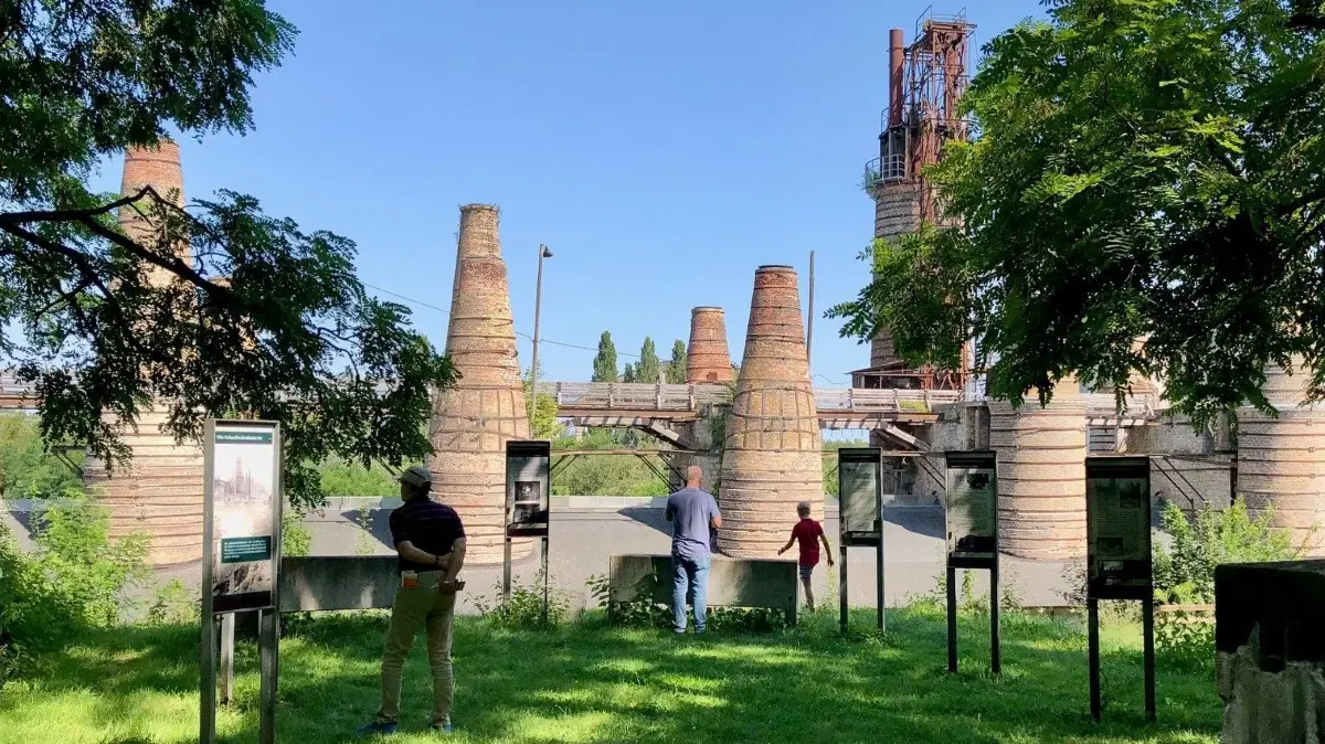 Blick auf die Schachtofenbatterie im Museumspark Rüdersdorf.
