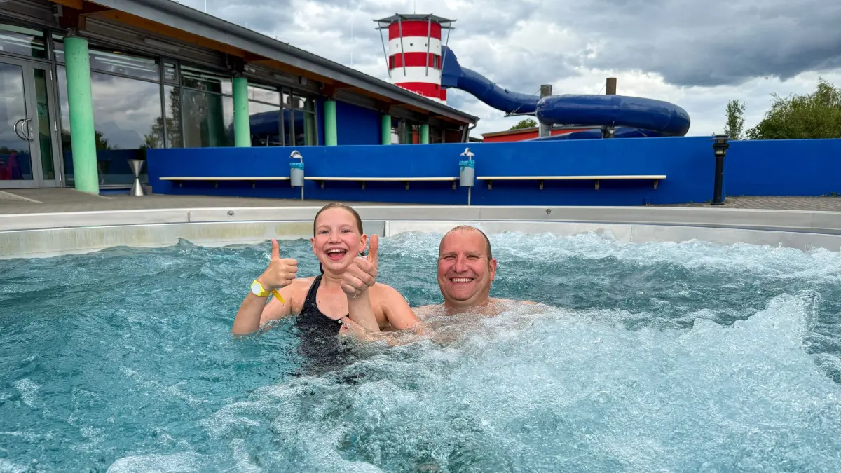 Besuch im Aquarium: Besuch im Aquarium: Steffen Krüger und Tochter Thea (10) kommen gern in das Sport- und Erlebnisbad. Die 10-Jährige hat hier sogar das Schwimmen gelernt.