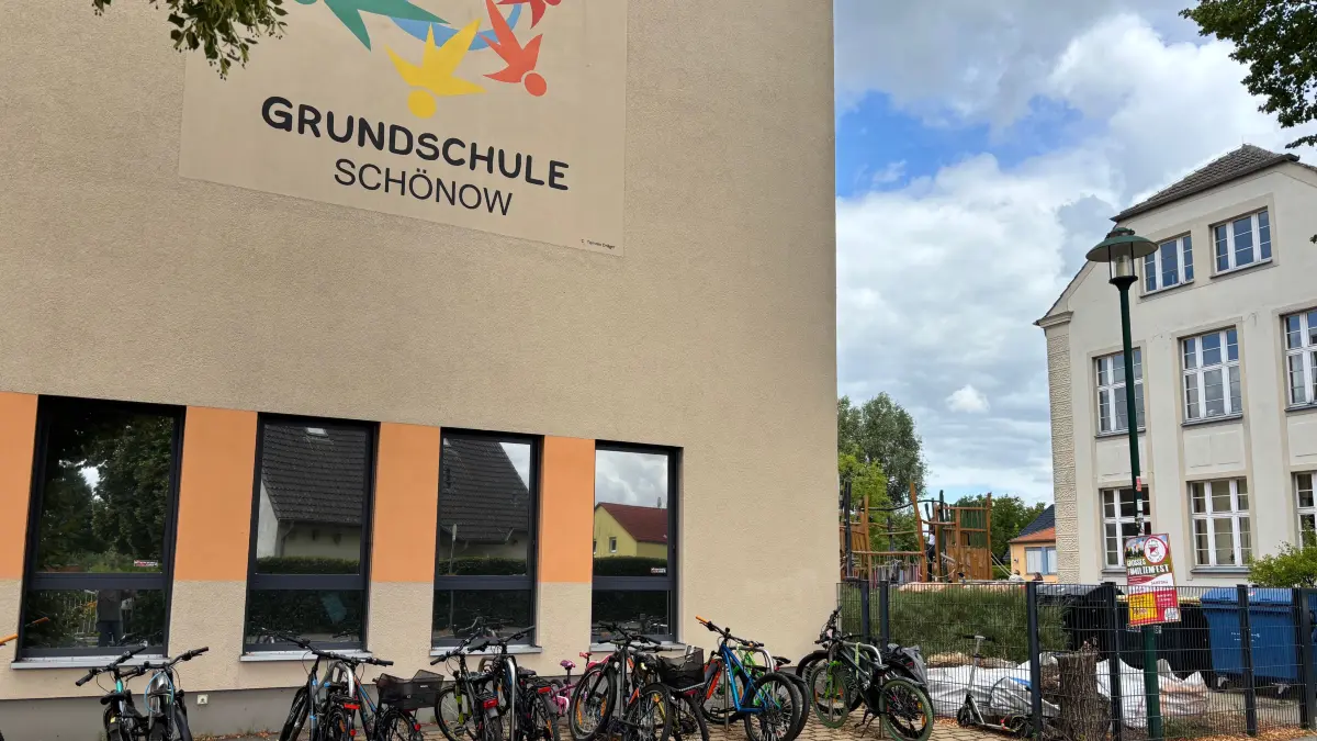 Eltern der Grundschule Schönow protestieren gerade gegen die Zusammenlegung der ersten Klassen.