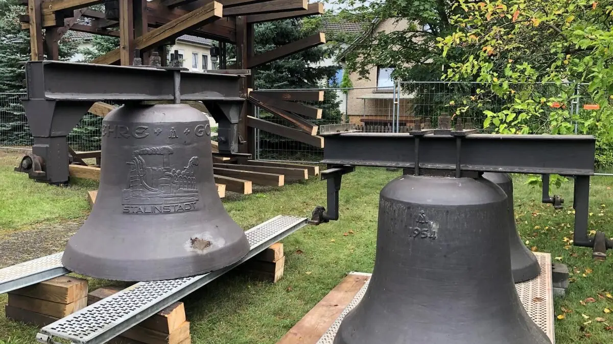 2021 wurde der Glockenturm im friedensweg im Eisenhüttenstädter Ortsteil Schönfließ wegen Baufälligkeit demontiert. Was wird aus den Glocken, von denen eine unter Denkmalschutz steht?