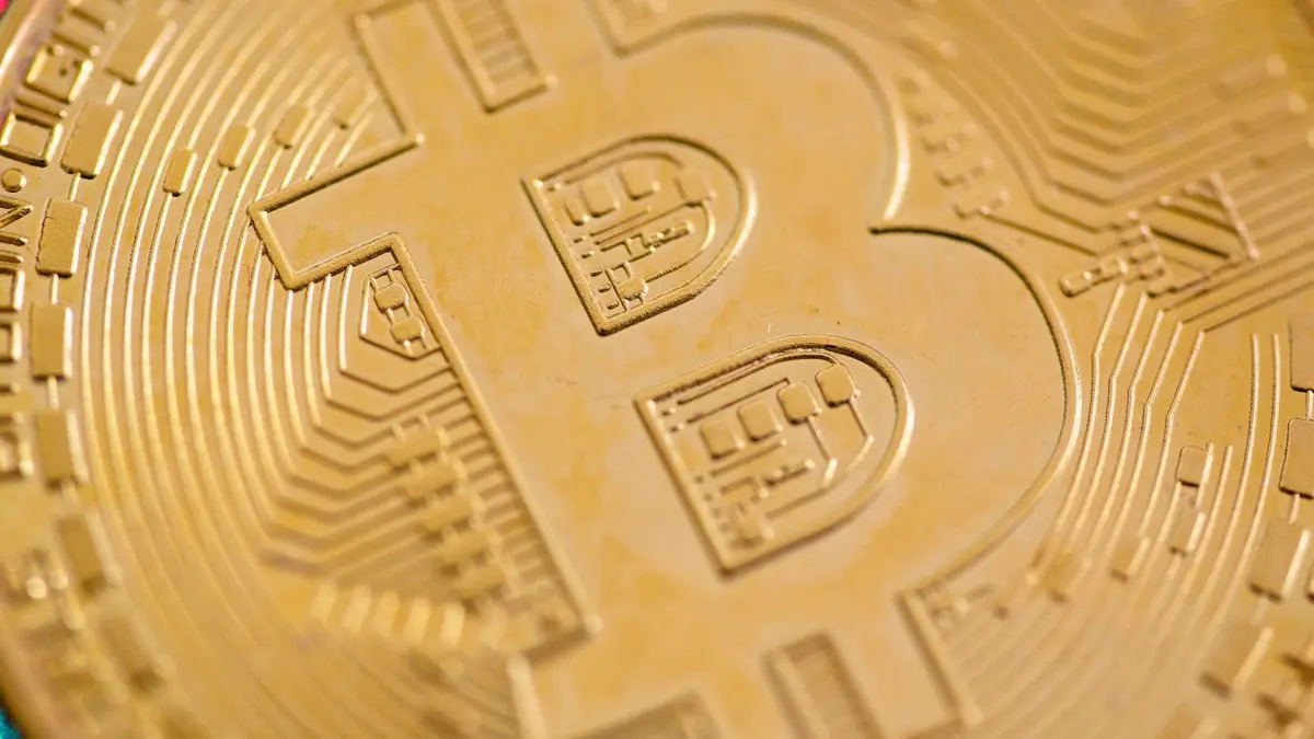 Bitcoin: ARCHIV - 22.05.2023, Berlin: Eine symbolische Bitcoin-Münze liegt auf einem Tisch. (zu dpa: «Bitcoin steigt erstmals über 112.000 Dollar») Foto: Fernando Gutierrez-Juarez/dpa +++ dpa-Bildfunk +++