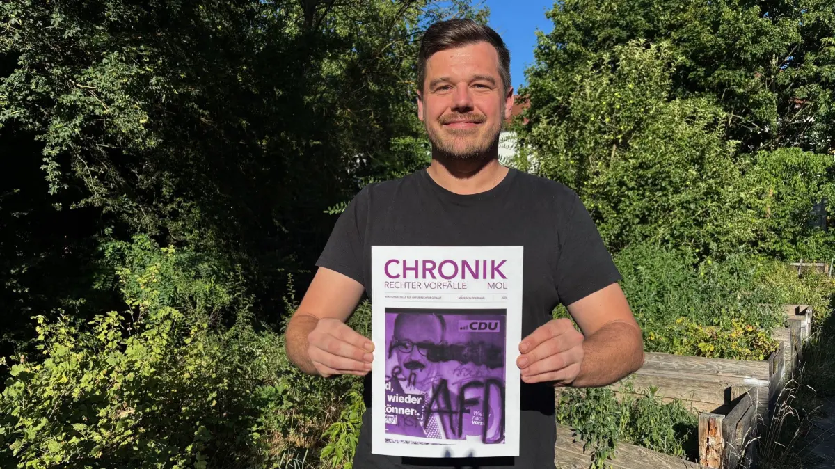 In Strausberg vorgestellt: Julian Muckel, Berater beim Verein Berater bei Opferperspektive, zeigt die aktuelle Chronik rechter Vorfälle 2024 in Märkisch-Oderland.