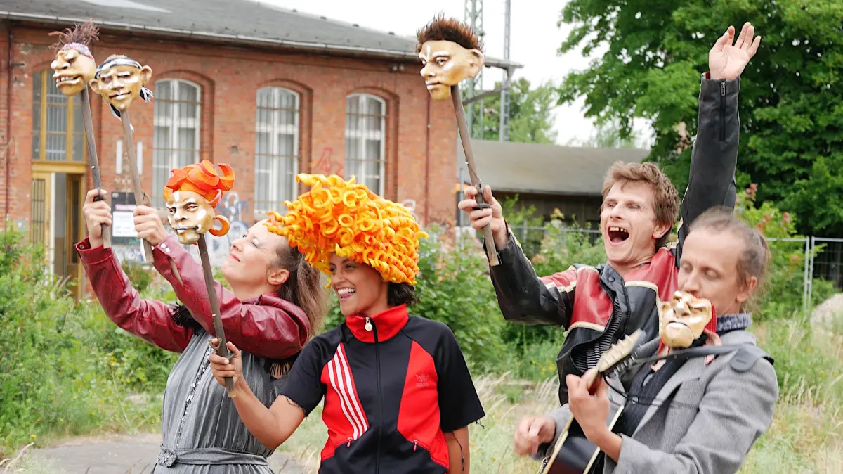 Figurentheater "Die Rote Zora" vom Ensemble "Flunker-Produktionen". Pressefoto. Foto: Dana Ersing