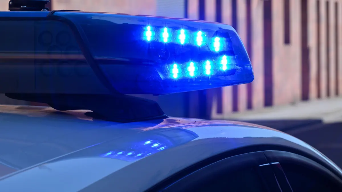 Polizei im Einsatz: ARCHIV - 27.08.2024, Brandenburg, Potsdam: Ein Polizeifahrzeug fährt mit Blaulicht. (zu dpa: «Tödlicher Unfall in Cottbus: Moped kollidiert mit Auto») Foto: Patrick Pleul/dpa +++ dpa-Bildfunk +++