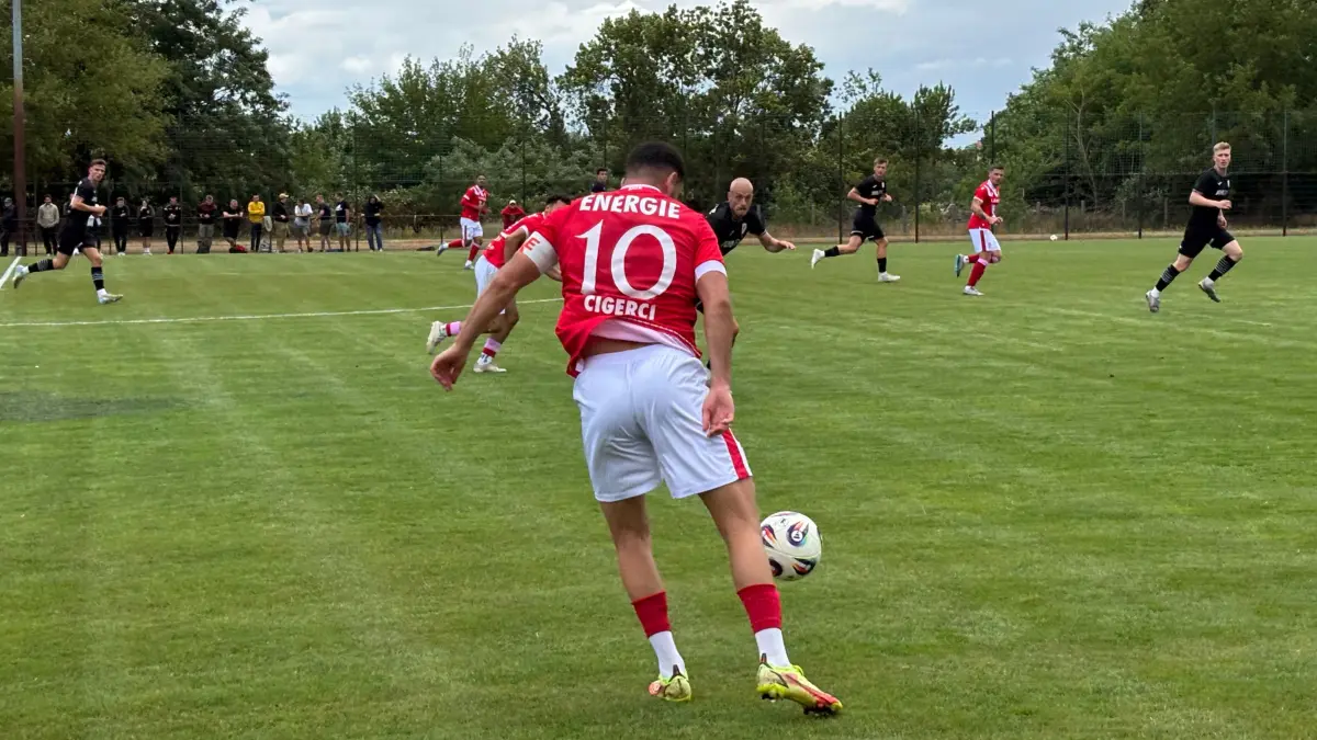 Tolcay Cigerci im Testspiel gegen den Greifswalder FC am 9. Juli