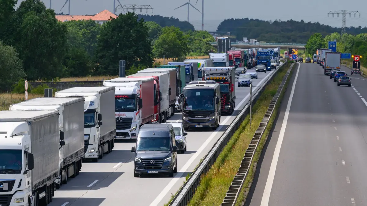 Kilometerlanger Stau auf A12 wegen Grenzkontrollen: 10.07.2025, Brandenburg, Frankfurt (Oder): Lastwagen stauen sich auf der Autobahn A12 in Richtung Polen vor der Bundesgrenze. Die polnischen Grenzkontrollen sorgen auf der A12 nahe Frankfurt (Oder) für einen kilometerlangen Stau. In Richtung Polen staut es sich derzeit auf einer Länge von sieben Kilometern, teilte die Polizei mit. Die letzte freie Ausfahrt ist demnach Frankfurt (Oder)-West. Der polnische Grenzschutz kontrolliert seit Montag an der Grenze zu Deutschland und Litauen. Deutschland kontrolliert bereits seit Oktober 2023 stichprobenhaft an der Grenze zu Polen, um irreguläre Migration zu stoppen. Foto: Patrick Pleul/dpa +++ dpa-Bildfunk +++