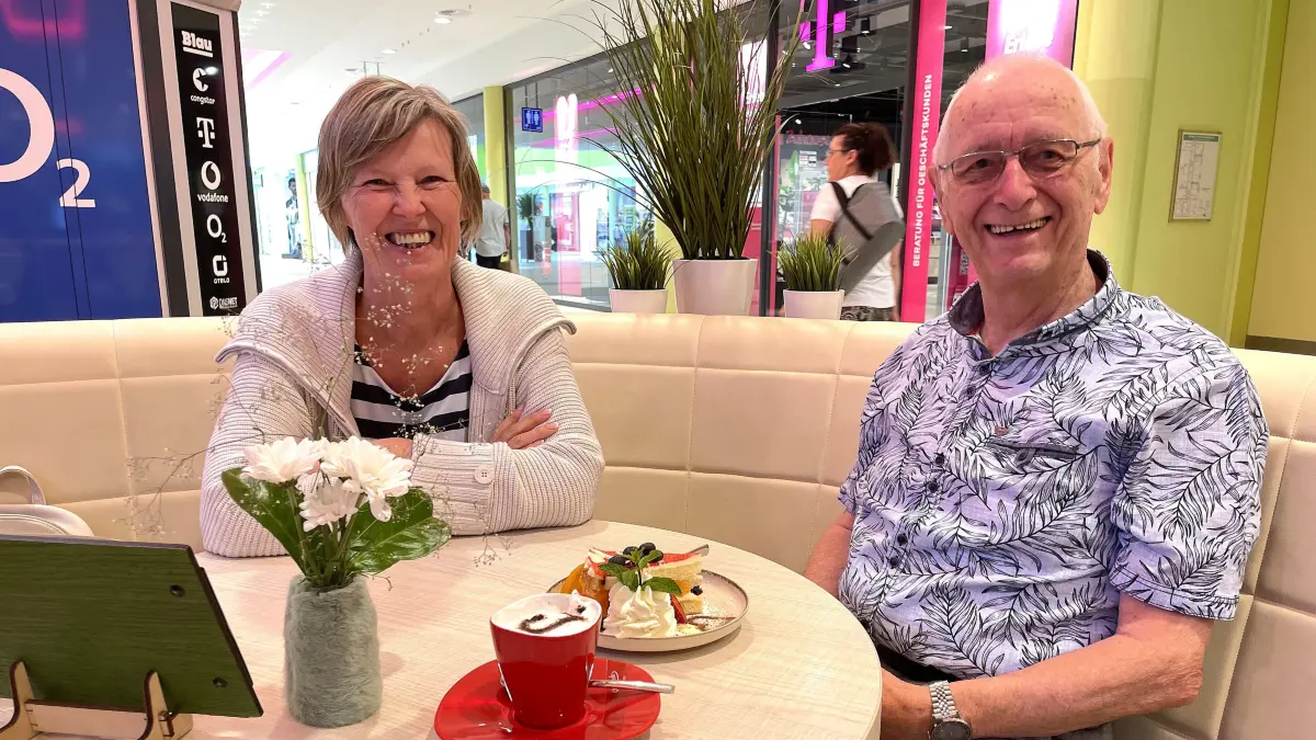 Monika und Dieter Wahl im Café My Coffee Place im A10 Center in Wildau am 10.07.2025