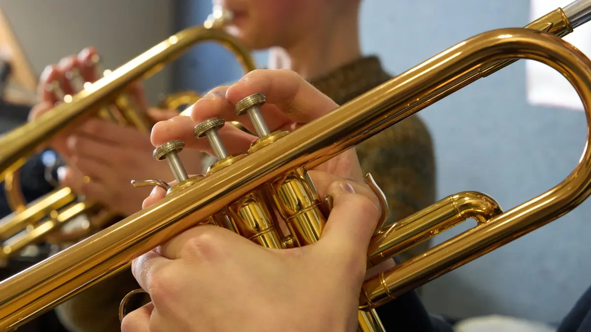 Zwei Jungen spielen im Unterricht an der Musikschule Koblenz Trompete. (zu dpa: «Musikschulen sehen Kommunen bei Finanzierung in der Pflicht») +++ dpa-Bildfunk +++