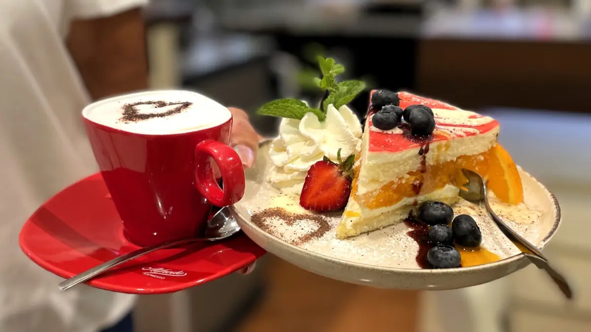 Mandarine-Schmand-Kuchen und Cappucchino im My Coffee Place im A10 Center in Wildau am 10.07.2025