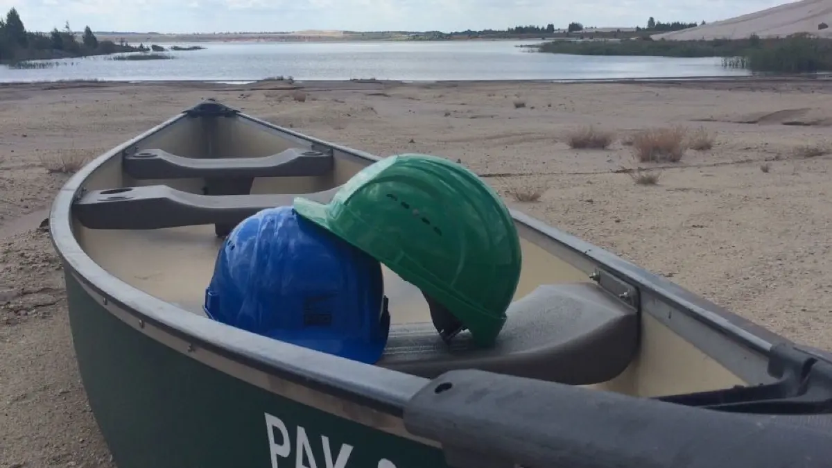 Der Bergheider See an der F60 lädt zum Baden ein. Ein Kanu kann bei dem Besucherbergwerk ausgeliehen werden.