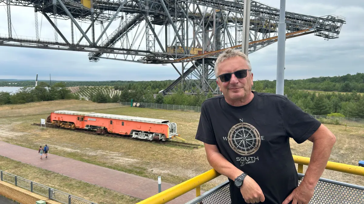 Geschäftsführer der F60 Concept GmbH, André Speri. Von der Terrasse des Infozentrums aus hat man einen einzigartigen Blick auf die imposanten Stahlgiganten.