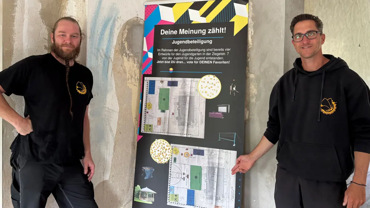 René Schladensky (re., Teamleiter Kontaktsozialarbeit Neuenhagen der Jugendwerkstatt Hönow) und Kontaktsozialarbeiter Daniel Pabst in der neuen Jugendfreizeitstätte im alten Eisenbahnerhaus in der Ziegelstraße in Neuenhagen