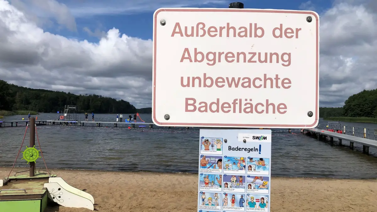 Ein Schild im Strandbad Wolletzsee in Angermünde klärt über die Baderegeln auf.