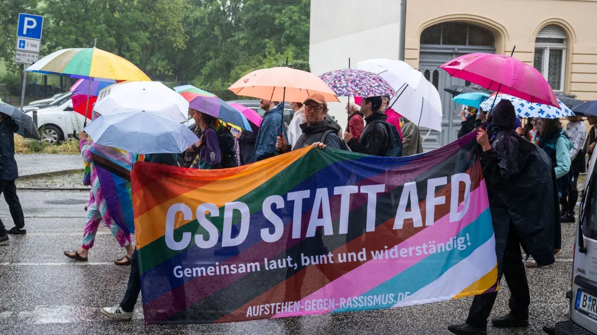 Christopher Street Day Demonstrationen: 12.07.2025, Brandenburg, Bernau: Teilnehmer tragen bei einer Christopher Street Day Demonstration in Bernau ein Transparent mit der Aufschrift «CSD statt Afd». Foto: Christophe Gateau/dpa +++ dpa-Bildfunk +++