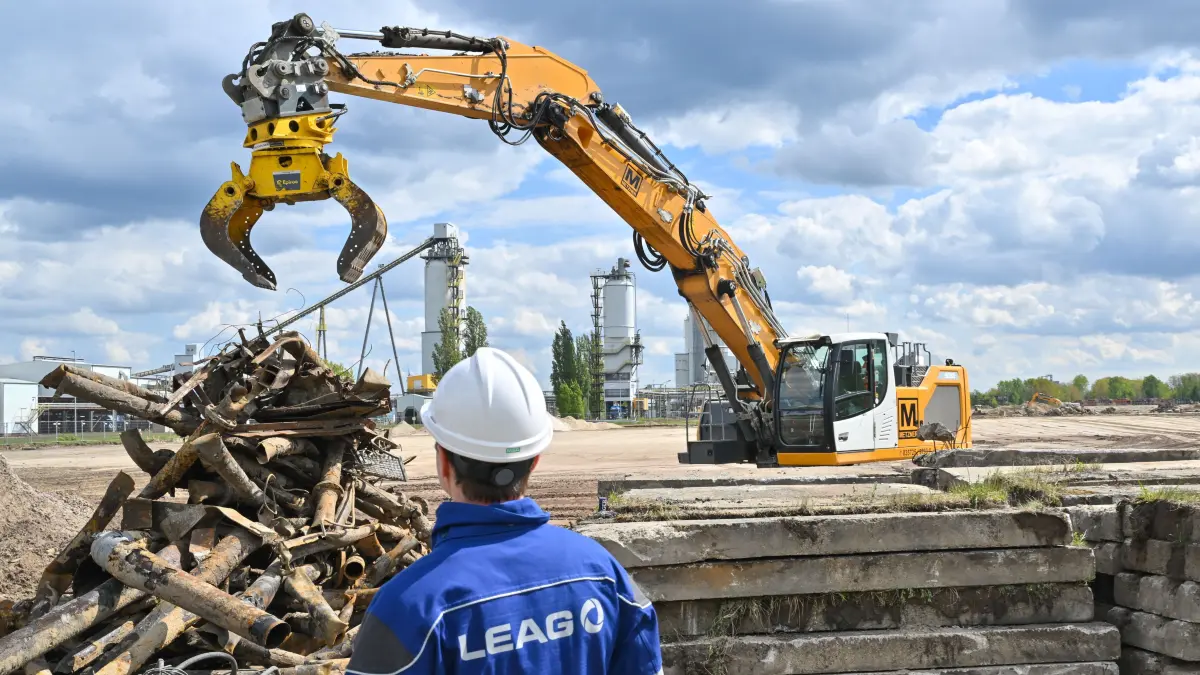Die Baustelle für das Projekt eines H2-ready Gaskraftwerkes am Industriestandort Schwarze Pumpe auf der Landesgrenze zwischen Brandenburg und Sachsen. Zur Absicherung von Erzeugungslücken im Zuge des deutschen Kohleausstiegs plant die LEAG umfangreiche Investitionen für H2-ready Gaskraftwerke an ihren Kraftwerksstandorten in Brandenburg, Sachsen und Bayern. Unter der Voraussetzung, dass sich Bau und Betrieb innerhalb der noch auszugestaltenden Kraftwerksstrategie wirtschaftlich darstellen lassen, könnte am Energiestandort Schwarze Pumpe ein H2-ready Gaskraftwerk entstehen. Derzeit bereitet LEAG das Baufeld auf einer geeigneten unternehmenseigenen Fläche innerhalb des Industrieparks Schwarze Pumpe für die mögliche Errichtung vor. +++ dpa-Bildfunk +++