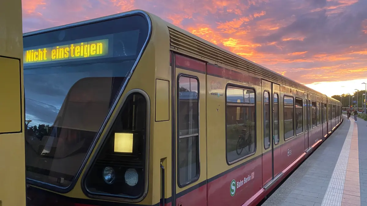 Überraschendes Aussetzen: Die S-Bahn von Erkner nach Berlin fährt nicht - ohne Erklärung.