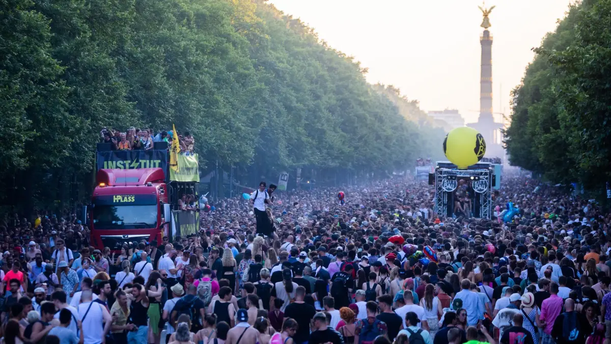 ARCHIV - 08.07.2023, Berlin: Menschen feiern 2023 bei der Technoparade «Rave the Planet» vor der Siegessäule in Berlin. Auch in diesem Jahr werden wieder Tausende Menschen erwartet in Berlin zu dem Umzug. (zu dpa: «Party-Demo «Rave the Planet»: Zeichen für Zusammenhalt») Foto: Christoph Soeder/dpa +++ dpa-Bildfunk +++