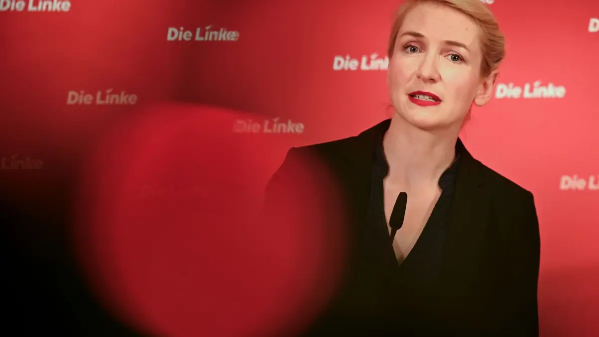 Gremiensitzungen und Statements der Bundesparteien: ARCHIV - 02.06.2025, Berlin: Ines Schwerdtner, Parteivorsitzende der Partei Die Linke, spricht auf einer Pressekonferenz im Karl-Liebknecht-Haus zu den Medienvertretern. (zu dpa: «Linke: Mietendeckel statt Einschnitte beim Bürgergeld») Foto: Katharina Kausche/dpa +++ dpa-Bildfunk +++