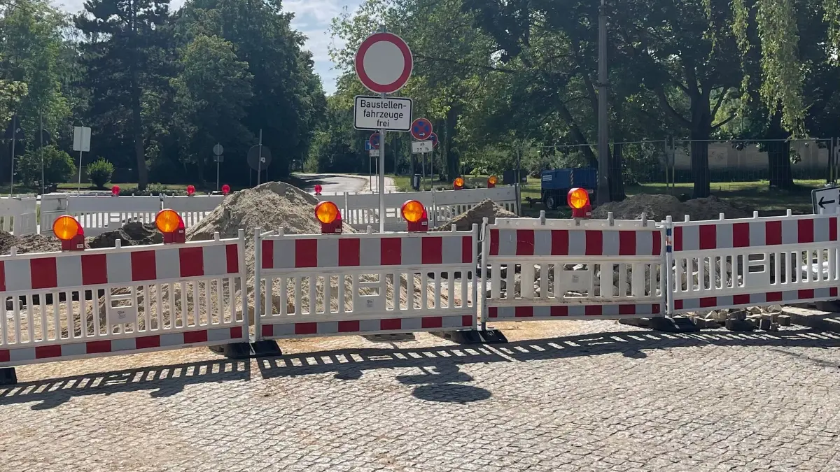 Eine Sperrung einer Straße in Eisenhüttenstadt, die zur Freilichtbühne führt, hat Folgen für die Parksituation im größeren Umfeld. Wo drohen Knöllchen?