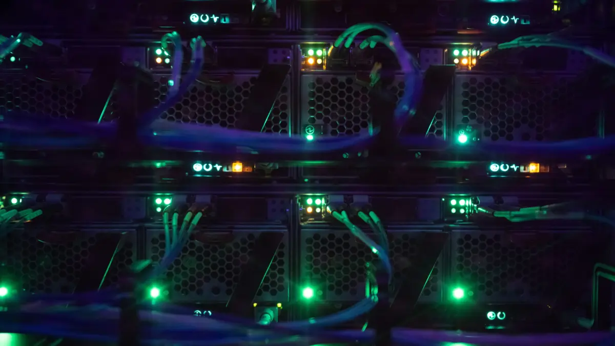 LEDs leuchten in einem Serverschrank in einem Rechenzentrum. Welche Leistungen der öffentlichen Verwaltung inzwischen in der Breite online verfügbar sind, ist nach Ansicht der Grünen-Digitalpolitikerin Misbah Khan selbst für Experten kaum zu durchdringen. +++ dpa-Bildfunk +++
