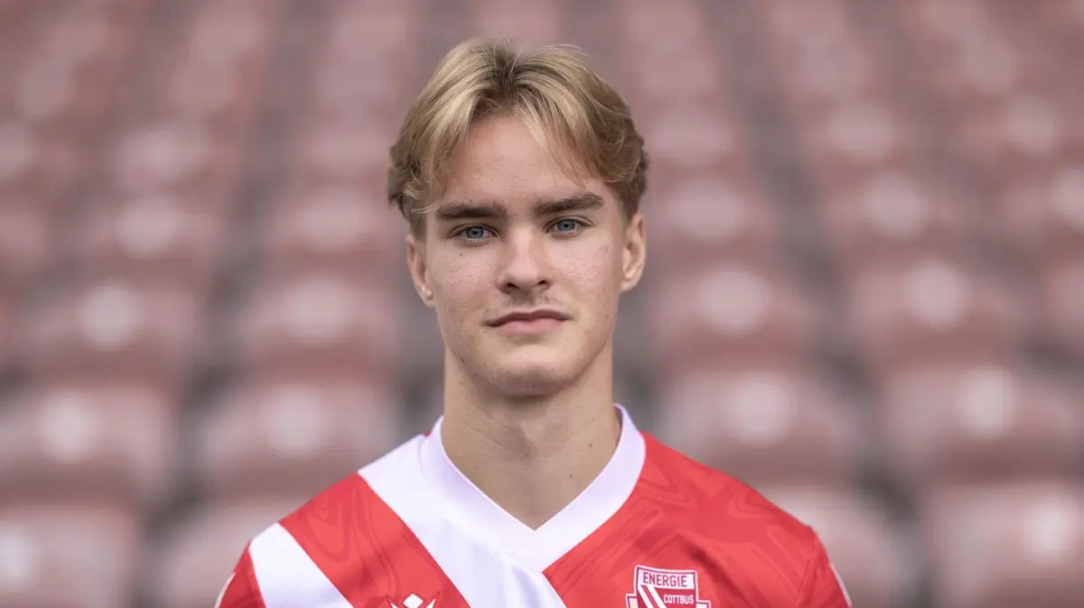 Fußball: 3. Liga, Fototermin FC Energie Cottbus: 15.07.2025, Brandenburg, Cottbus: Lukas Michelbrink ist Mittelfeldspieler beim FC Energie Cottbus. Foto: Frank Hammerschmidt/dpa - Honorarfrei nur für Bezieher des Dienstes ZB-Funkregio Ost +++ ZB-FUNKREGIO OST +++
