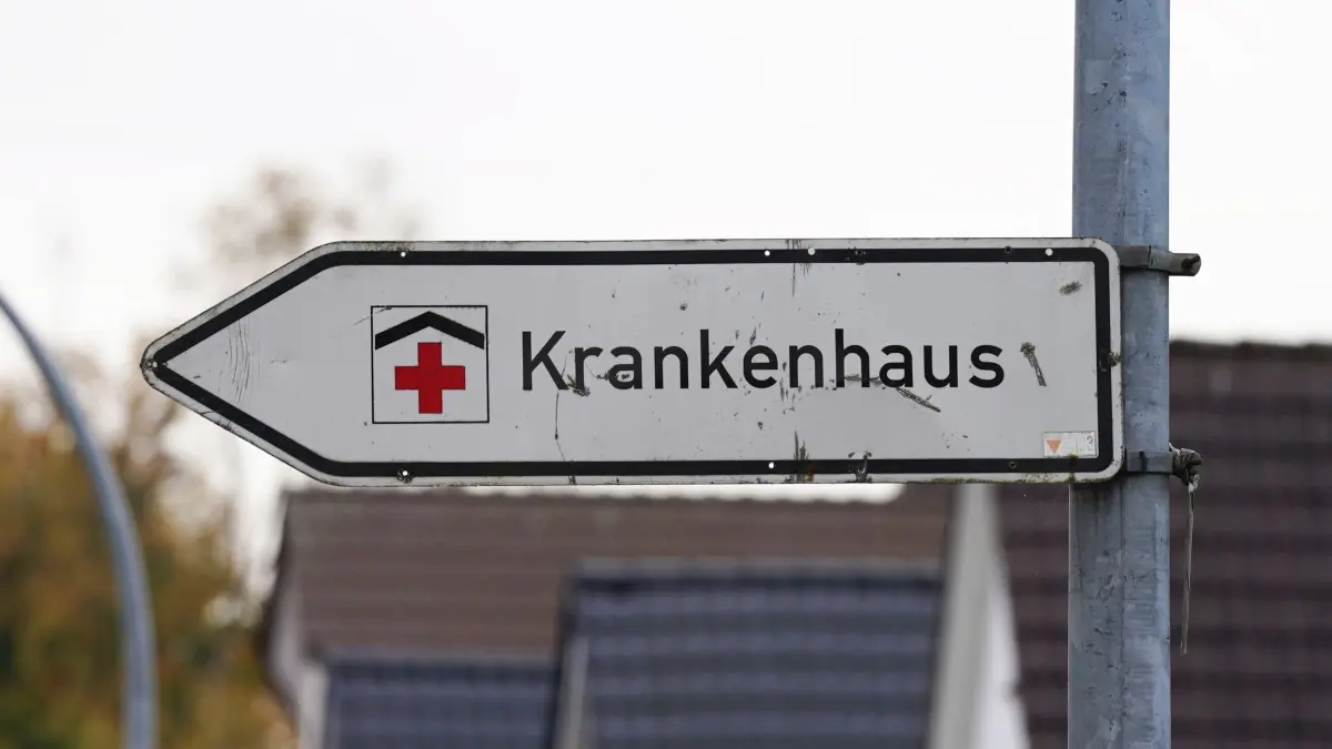 Fünf Millionen Euro für Landkliniken: ARCHIV - 26.10.2021, Schleswig-Holstein, Itzhoe: Ein Hinweisschild mit der Aufschrift «Krankenhaus» weist an einer Straße den Weg zu einer Klinik. Insgesamt neun bedarfsnotwendige Kliniken in Thüringen erhalten im kommenden Jahr eine pauschale Förderung. Die sogenannten Sicherstellungszuschläge zahlen die Kassen seit 2020 an diejenigen Kliniken, die unverzichtbar sind, um die flächendeckende stationäre Versorgung der Bevölkerung im Notfall und durch bestimmte Fachabteilungen sicherzustellen. (zu dpa: «Fünf Millionen Euro für Kliniken im ländlichen Raum») Foto: Marcus Brandt/dpa +++ dpa-Bildfunk +++