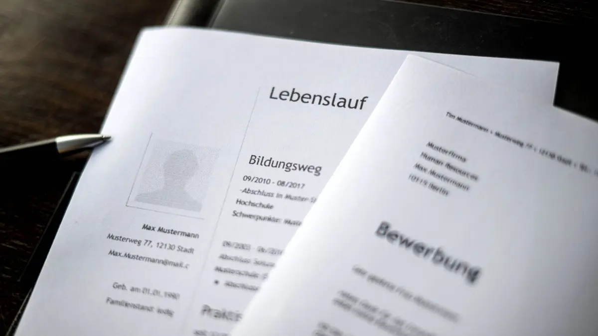 Bewerbungsunterlagen liegen auf einem Tisch: ILLUSTRATION - Keine Reaktion nach der Bewerbung? Wer keine Rückmeldung bekommt, darf - und sollte - nachhaken. (zu dpa: «Kein Zeichen nach Bewerbung: Ab wann darf man nachfragen?») Foto: Sina Schuldt/dpa/dpa-tmn - Honorarfrei nur für Bezieher des dpa-Themendienstes +++ dpa-Themendienst +++