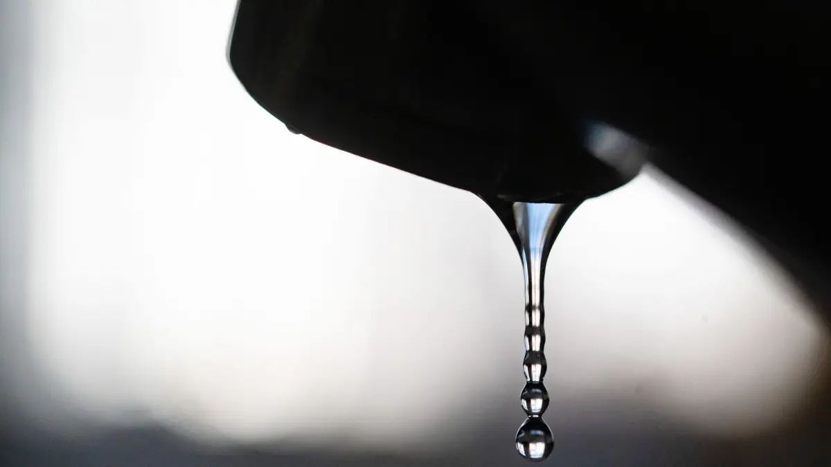 ARCHIV - 17.02.2025, Baden-Württemberg, Stuttgart: ILLUSTRATION - Trinkwasser kommt aus einem Wasserhahn. (zu dpa: «Halbem Südwesten drohen 2050 Probleme bei Wasserversorgung») Foto: Marijan Murat/dpa +++ dpa-Bildfunk +++