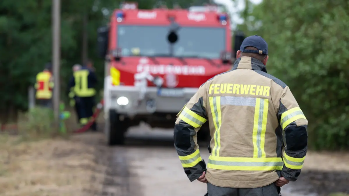 Waldbrand in der Gohrischheide: ARCHIV - 08.07.2025, Sachsen, Jacobsthal: Einsatzkräfte der Feuerwehr betanken ein Löschfahrzeug. Das Waldgebiet zwischen Sachsen und Brandenburg brennt seit mehreren Tagen. (zu dpa: «Forschung: Brände im Boden können über Tage fortbestehen») Foto: Sebastian Kahnert/dpa +++ dpa-Bildfunk +++