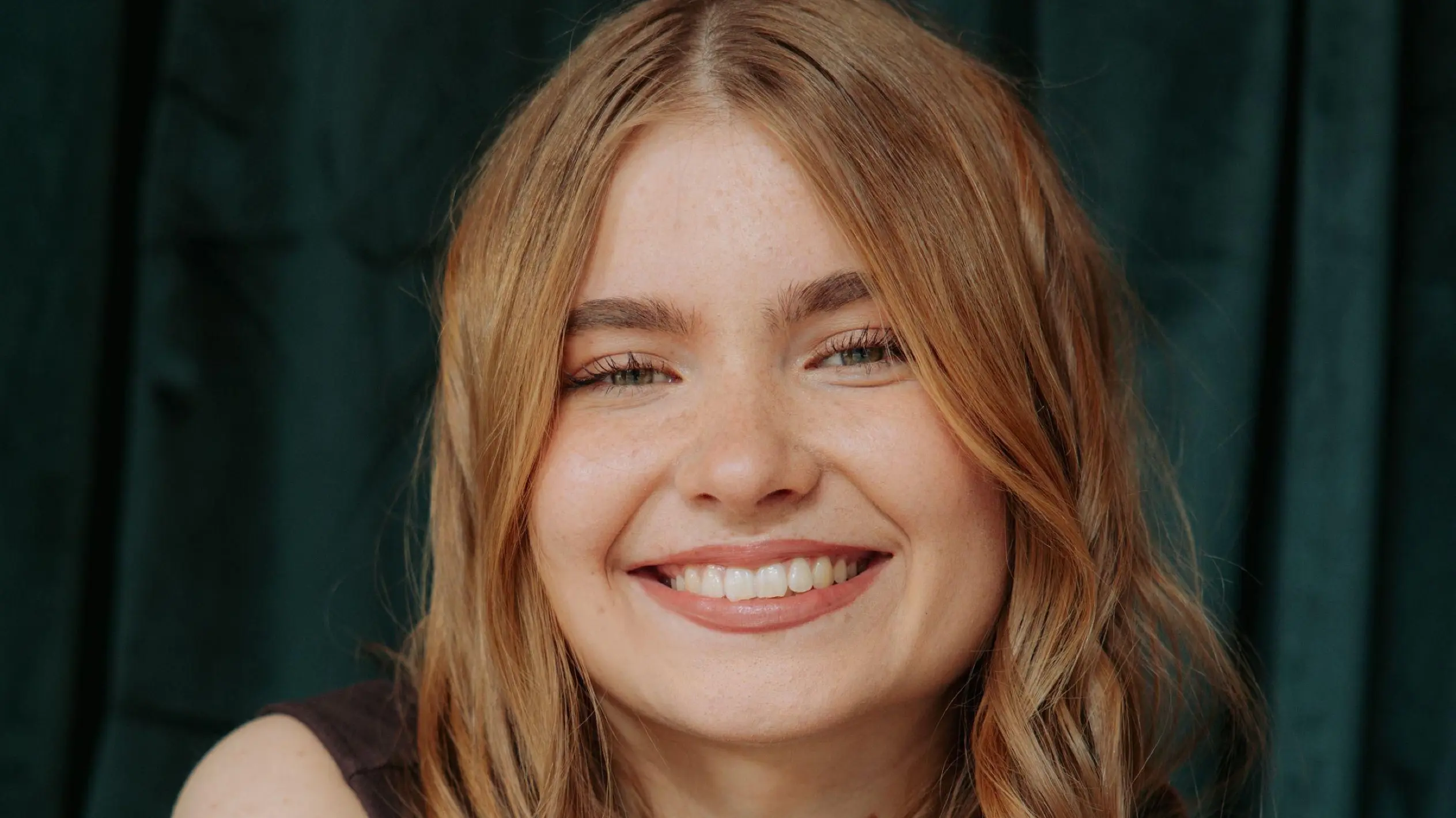 Johanna (Charlott Reschke) ist frisch verlebt.