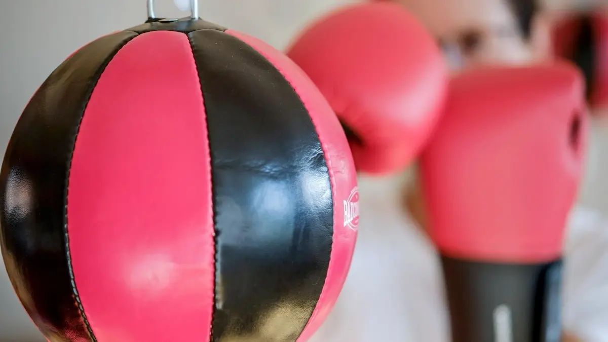 „Schlagen, um loszulassen“ - Wenn Boxen zur Therapie wird: Luise Schmidt (Name geaendert) beim Boxtraining in den Raeumen der Boxtherapeutin Petra Kowalkowski n Lehrte bei Hannover (Foto vom 19.06.2025). Schmidt trifft mit ihren Boxhandschuhen gezielt die Platte an der Wand - und ploetzlich kann sie sagen, was lange ungesagt blieb. Beim therapeutischen Boxen kaempfen die Teilnehmer nicht gegen Gegner, sondern um die eigene psychische Staerke. (Siehe epd-Feature vom 17.07.2025)
