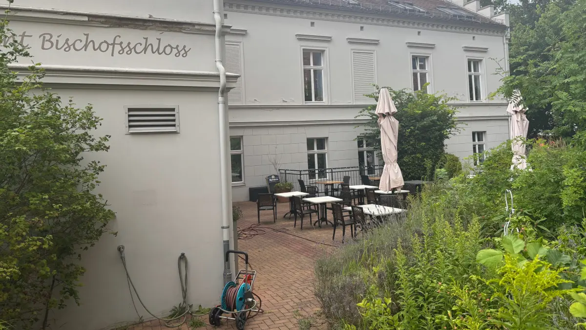Wuchernde Büsche, zusammengeklappte Schirme, verwaiste Terrasse: Das italienische Restaurant Castello im einstigen Bischofsschloss im Zentrum von Fürstenwalde hat geschlossen. Warum?