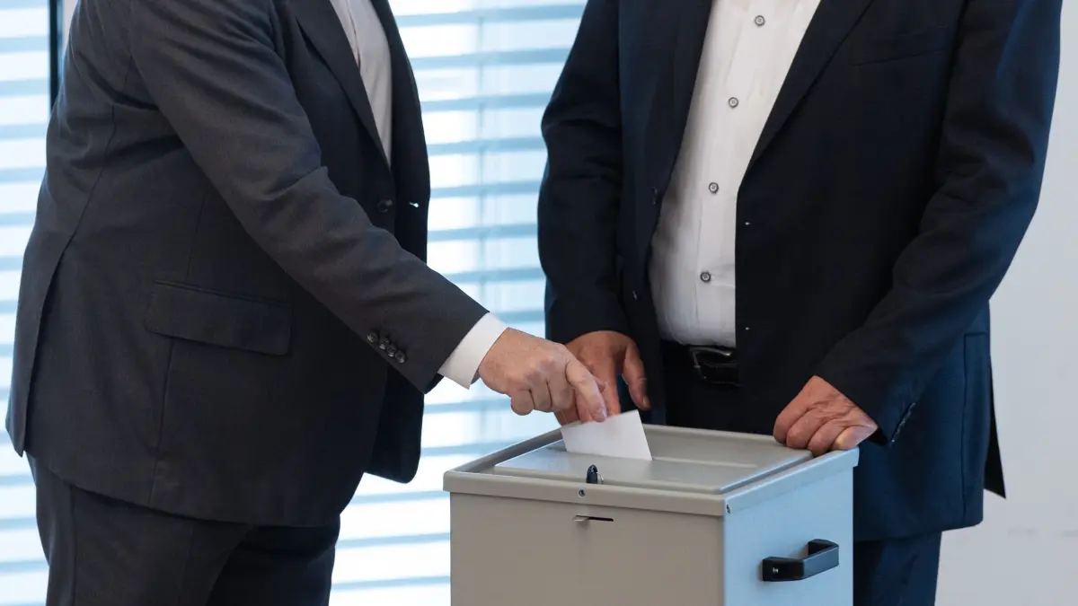 18. Sitzung Landtag Brandenburg: 17.07.2025, Brandenburg, Potsdam: Ein Abgeordneter des Landtages wirft einen Stimmzettel in eine Wahlurne bei einer Abstimmung im Rahmen der 18. Sitzung des Landtages Brandenburg. Foto: Hannes P. Albert/dpa +++ dpa-Bildfunk +++