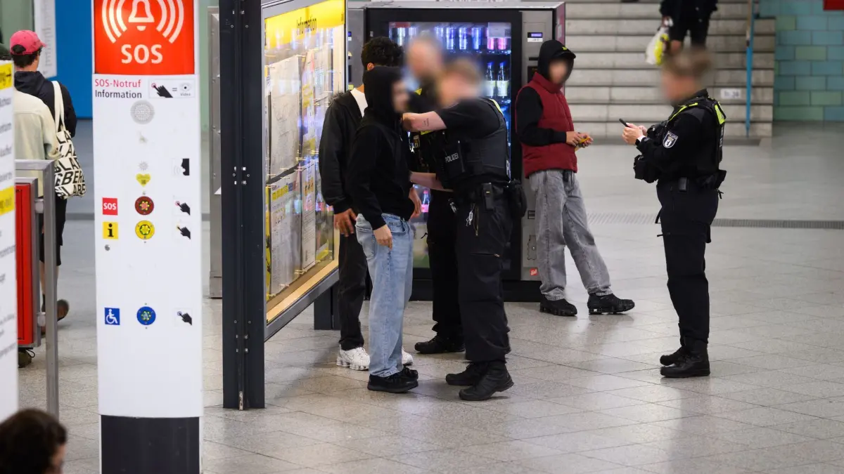 Beginn des Waffenverbots in Berliner U-Bahnen: 17.07.2025, Berlin: Polizeibeamte kontrollieren am Bahnhof Alexanderplatz zu Beginn des Waffenverbots in Berliner U-Bahnen Jugendliche. In allen Berliner S-Bahnen, U-Bahnen, Bussen und Straßenbahnen sind Messer und andere Waffen ab heute verboten. Damit wollen Senat und Polizei die Gewaltkriminalität eindämmen. Die Polizei registriert in ganz Deutschland eine Zunahme von Taten und Drohungen mit Messern im öffentlichen Raum. Foto: Bernd von Jutrczenka/dpa - ACHTUNG: Alle erkennbaren Personen wurden auf Wunsch der Polizei gepixelt +++ dpa-Bildfunk +++