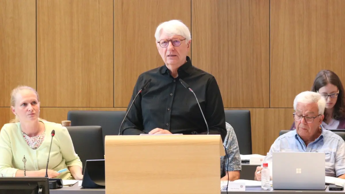 Grünen-Haushaltsexperte Bodo Almert wirbt in der SVV für Reformen in der Verwaltung.
