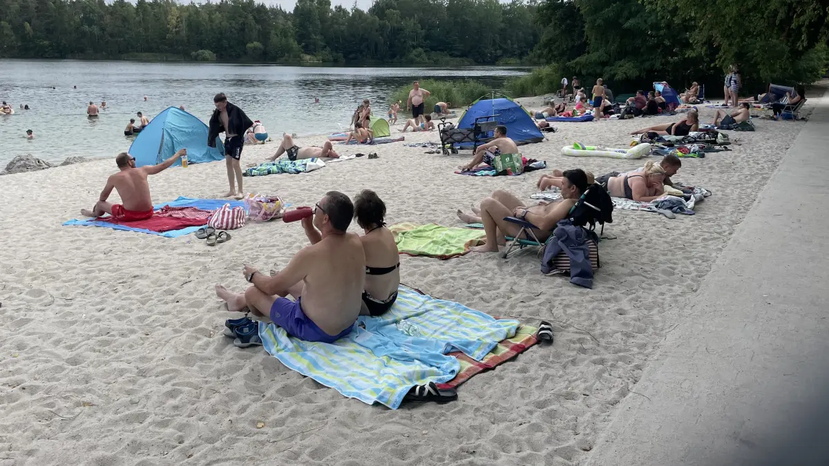 An Sommertagen ist der Strand von Rückersdorf gut besucht. Der schmale Weg rechts gehört zur neu gestalteten Strandpromenade.