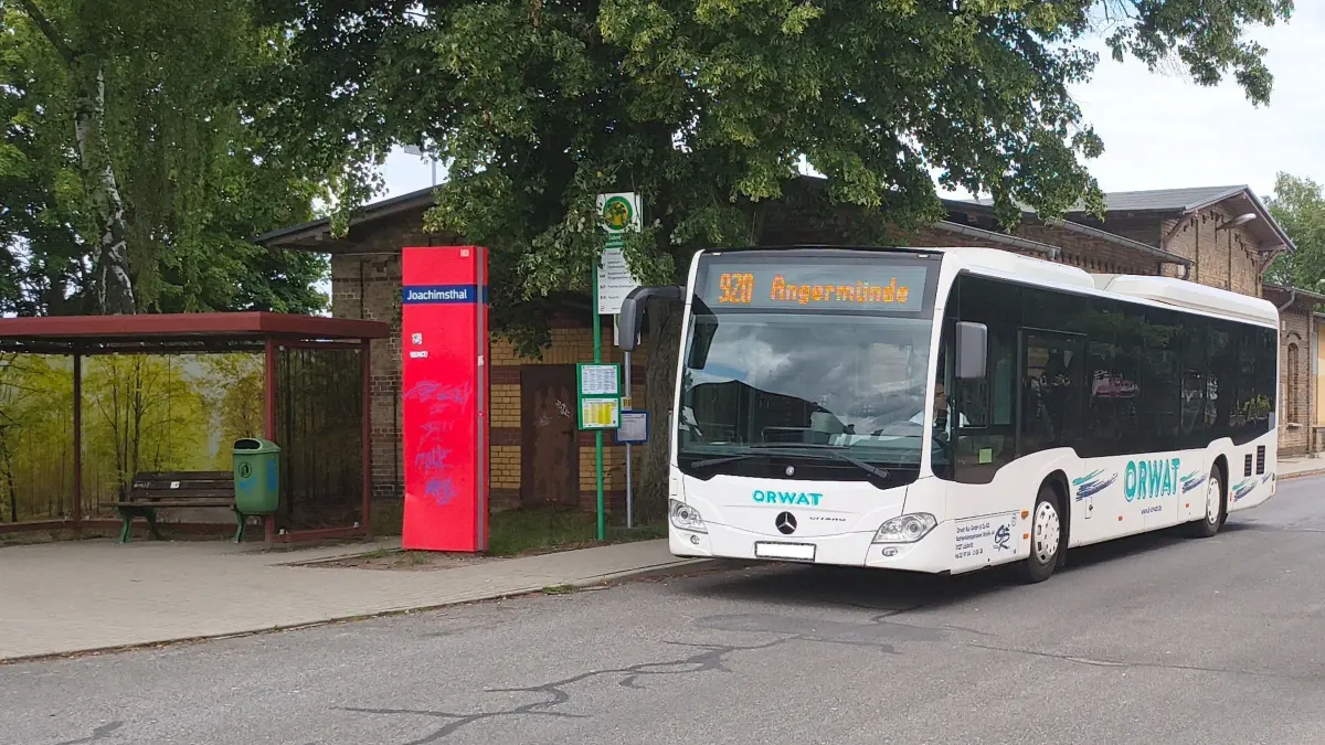 Ein Bus der Linie 920 an einem Freitagnachmittag am Bahnhof von Joachimsthal. An diesem Tag hielt sich der Andrang in Grenzen.