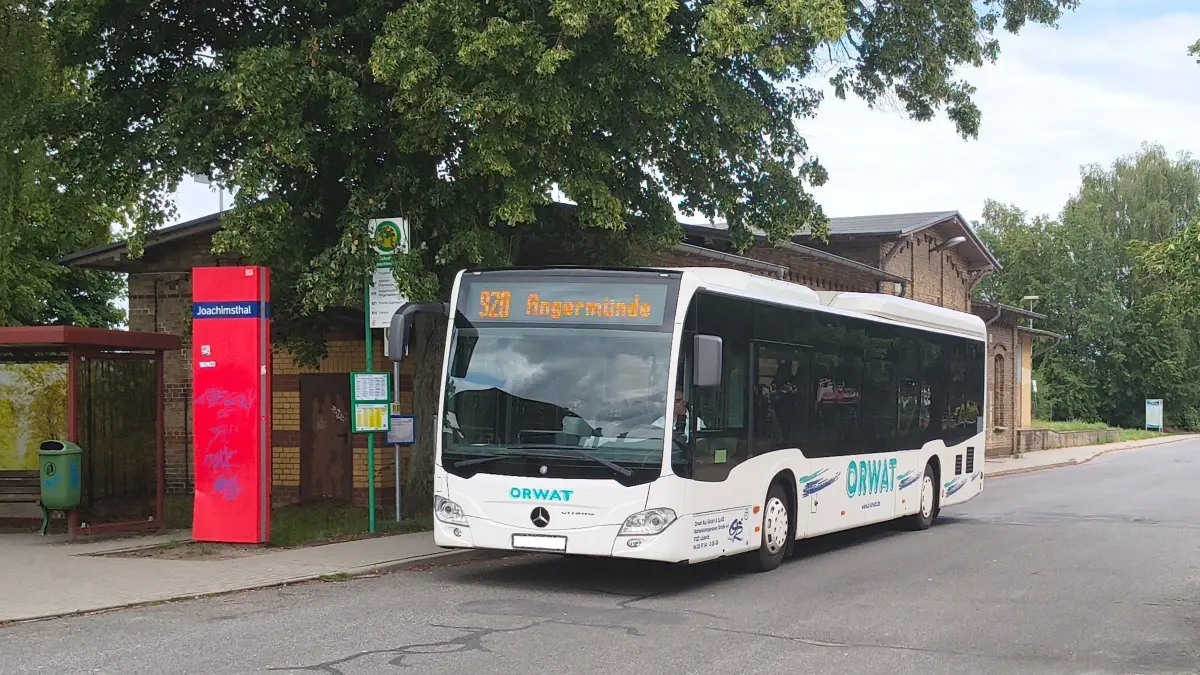 Ein Bus der Linie 920 an einem Freitagnachmittag am Bahnhof von Joachimsthal. An diesem Tag hielt sich der Andrang in Grenzen.