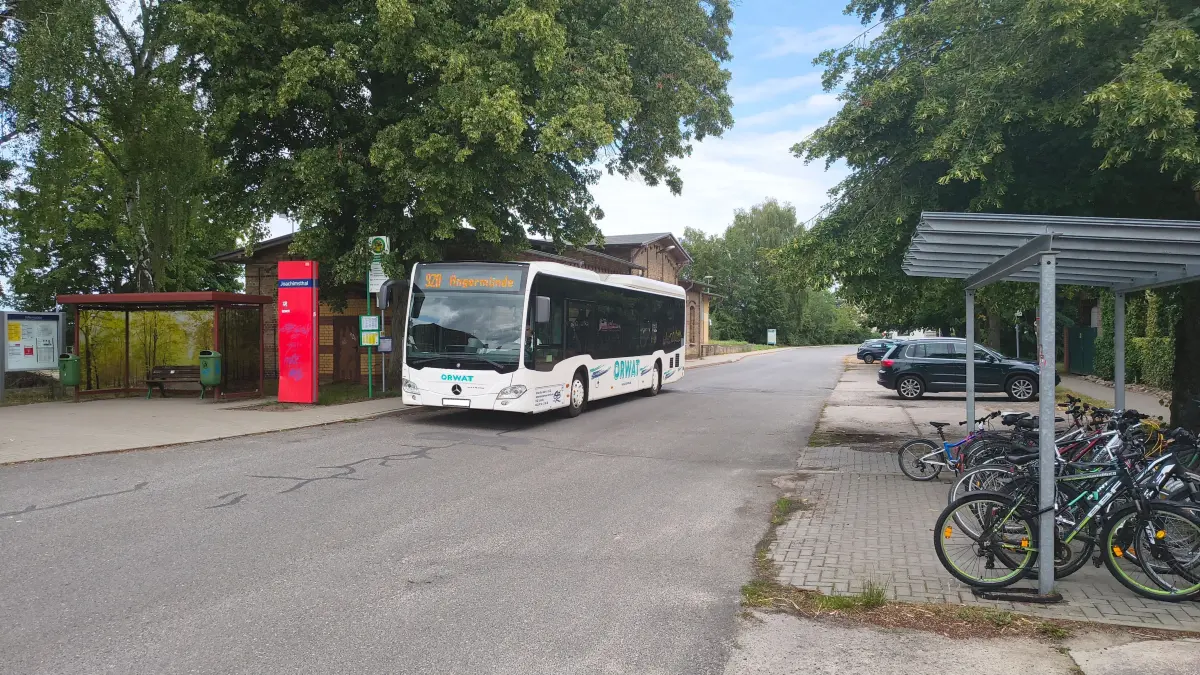 Ein Bus der Linie 920 an einem Freitagnachmittag am Bahnhof von Joachimsthal. An diesem Tag hielt sich der Andrang in Grenzen.