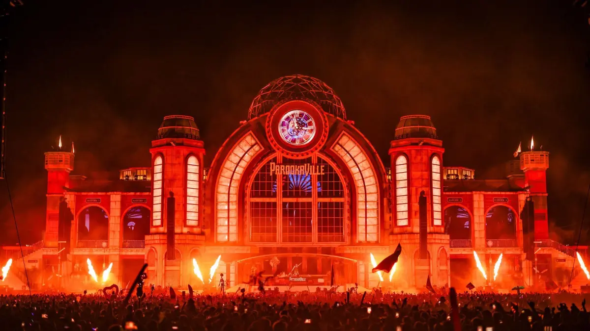 Parookaville-Festival 2025: 19.07.2025, Nordrhein-Westfalen, Weeze: Feuer-Fontänen beim Auftritt von DJ Timmy Trumpet an der Mainstage beim Parookaville-Festival 2025. Foto: Christoph Reichwein/dpa +++ dpa-Bildfunk +++